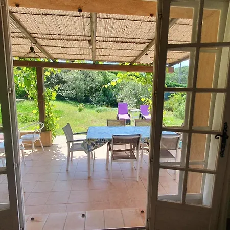 Les Arbousiers Vila *